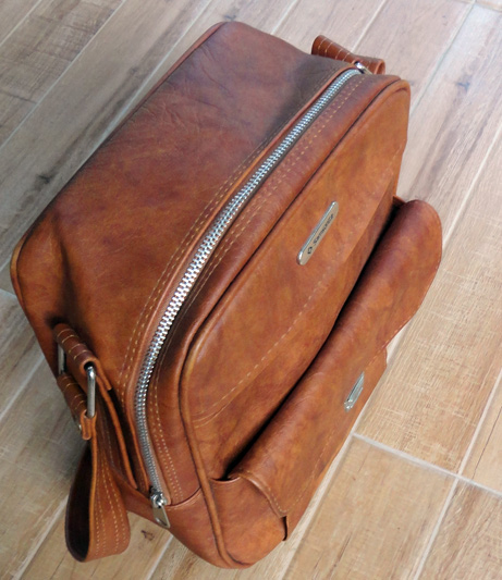 กระเป๋าสะพาย SAMSONITE ของแท้ ขนาดใส่เอกสาร,โน๊ตบุคหรือของใช้อื่นๆหรือใช้สะพายเดินทาง ทำใน MEXICO