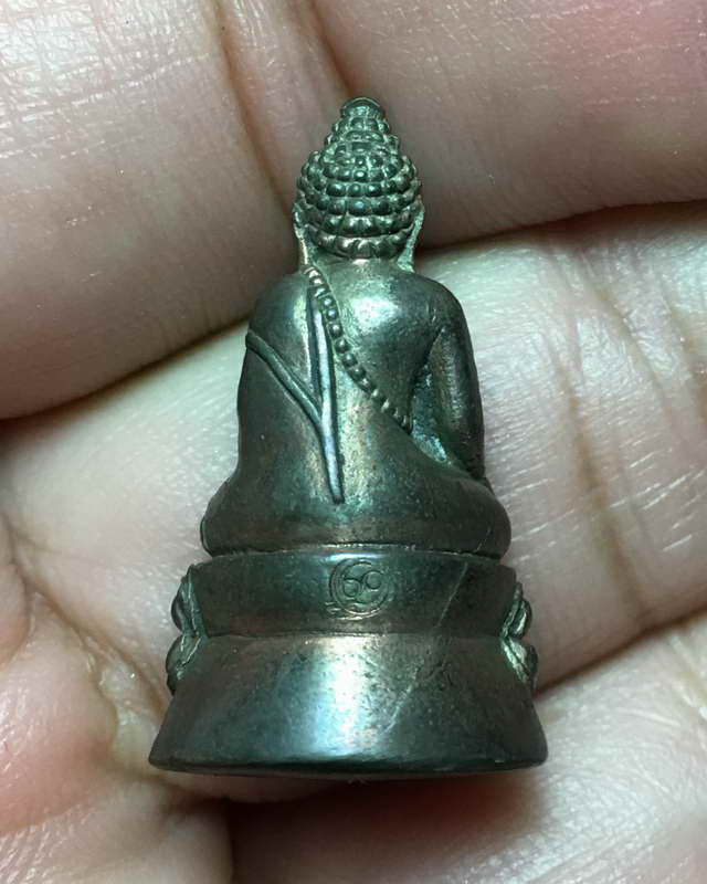 พระชัยวัฒน์ รุ่น มังกรทอง วัดสุทัศน์เทพวราราม พ.ศ.2543เนื้อนวะโลหะ