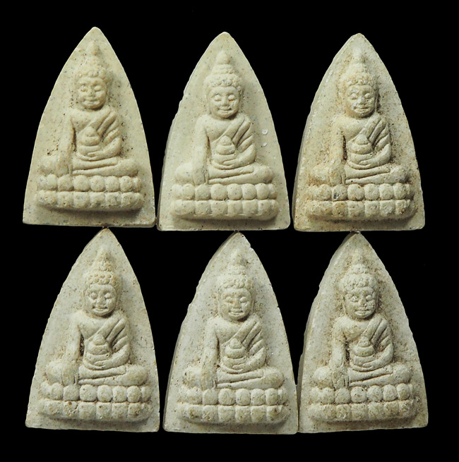 20บาท...พระพุทโธน้อย วัดอาวุธ เนื้อผงพุทธคุณ ปี 2553 6 องค์ ///1