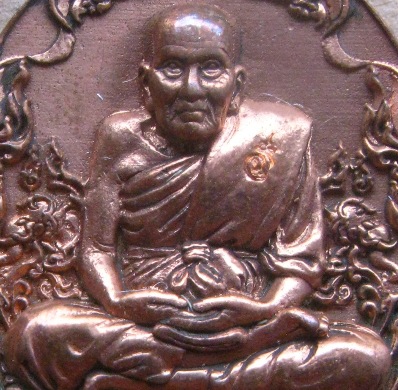 เหรียญหล่อรูปไข่ หลวงพ่อทวด วัดเมืองยะลา ปี2556 รุ่นมหาทิพยมนต์ เนื้อทองแดงรมซาติน หมายเลข681+กล่อง