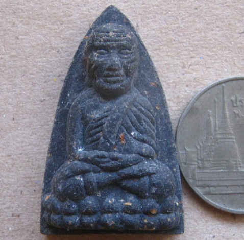 .ลป.ทวด-เนื้อว่านพิมพ์เตารีด หลังเจดีย์ทองแดง รุ่นพระธาตุเจดีย์ ปี2549เลข3669 ลพ.ทองปลุกเสก+กล่อง