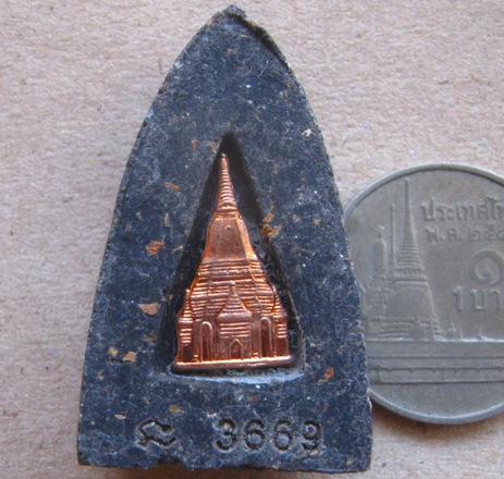 .ลป.ทวด-เนื้อว่านพิมพ์เตารีด หลังเจดีย์ทองแดง รุ่นพระธาตุเจดีย์ ปี2549เลข3669 ลพ.ทองปลุกเสก+กล่อง