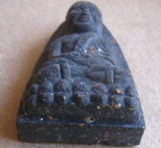 .ลป.ทวด-เนื้อว่านพิมพ์เตารีด หลังเจดีย์ทองแดง รุ่นพระธาตุเจดีย์ ปี2549เลข3669 ลพ.ทองปลุกเสก+กล่อง