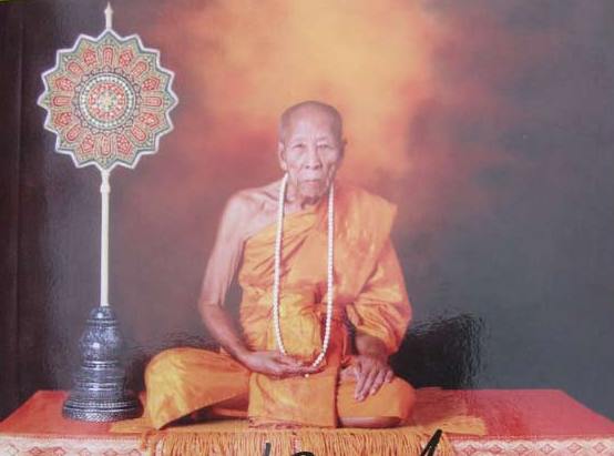 พระเศรษฐีนวโกฏิ รุ่นประธานพรร่ำรวย หลวงปู่คำบุ วัดกุดชมภู จ อุบลฯ ปี2552เลข1239 เนื้อสัตตะโลหะ+กล่อ