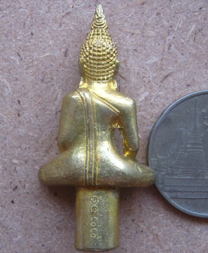 พระยอดธง มงคลละโว้ หลวงพ่อเพี้ยน วัดเกริ่นกฐิน จ ลพบุรี ปี2552เนื้อทองทิพย์ มีโค้ด หมายเลข1488+กล่อง