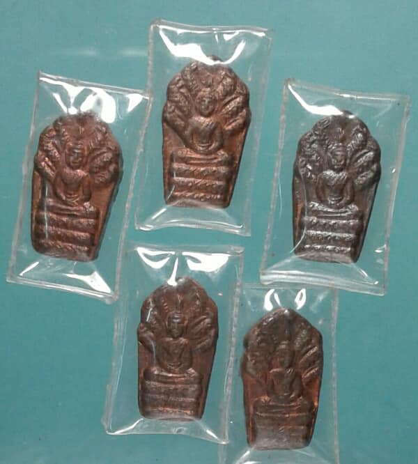 พระปรกมะขาม 5 องค์ หลวงปู่คำพันธ์  ๗๗ ปี   เคาะเดียวแดงครับ