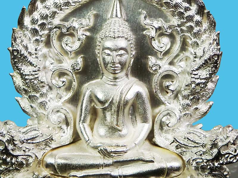 เหรียญฉลุ ๓ ชิ้น พระพุทธโสธร รุ่นเจริญพร เนื้อเงิน พิมพ์ใหญ่ หมายเลข 547 พร้อมกล่องเดิม ซีลเดิม