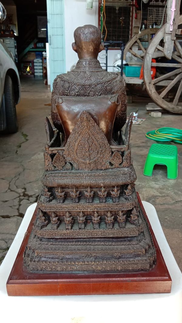 พระรูปบูชา ในหลวง ร.๙ ทรงนั่งบัลลังก์