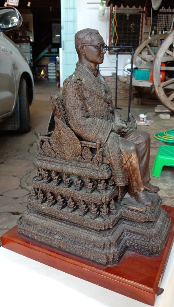 พระรูปบูชา ในหลวง ร.๙ ทรงนั่งบัลลังก์