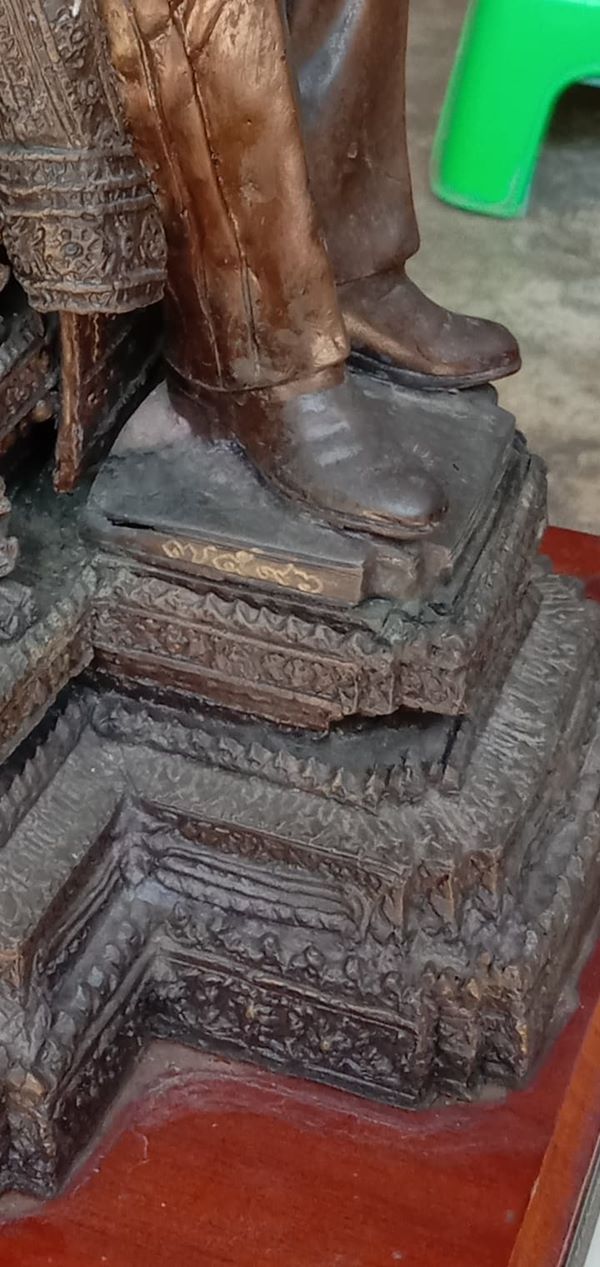 พระรูปบูชา ในหลวง ร.๙ ทรงนั่งบัลลังก์