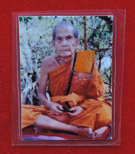 100 บาท... รูปถ่ายหลวงปู่หมุน ออกวัดซับลำใย ตอกโค๊กนะ 3 ตัว ติดจีวร+เกศา หลังปั๊มตราวัด