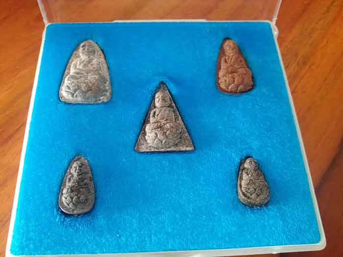 พระหลวงปู่ทวด รุ่นทูลเกล้า เนื้อว่าน ชุดกรรมการ ปี47 พระ 5 องค์ พร้อมกล่องเดิม วัดห้วยมงคล