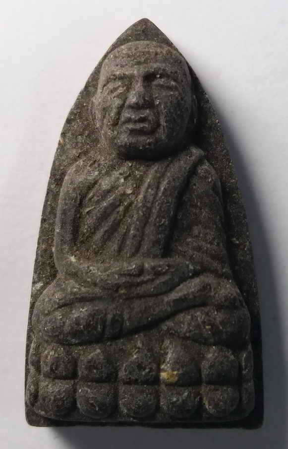 30 บาท หลวงปู่ทวด เนื้อผงผสมว่าน ด้านหลังมีชื่อย่อวัด น.ว.ล. ผมมั่นใจว่าไม่ได้ออก วัดช้างไห้  ก็เลยม