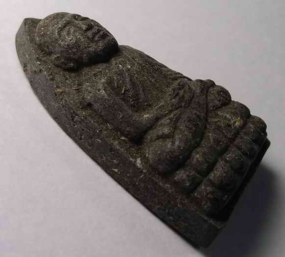 30 บาท หลวงปู่ทวด เนื้อผงผสมว่าน ด้านหลังมีชื่อย่อวัด น.ว.ล. ผมมั่นใจว่าไม่ได้ออก วัดช้างไห้  ก็เลยม