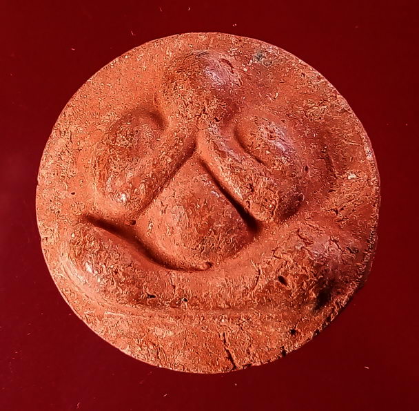 40 บาท  พระปิดตาเนื้อผงว่านแดง สบู่เลือด หลังหนุมานเชิญธง หลวงปู่เกลี้ยง วัดเนินสุทธาวาส เชิญครับไม่