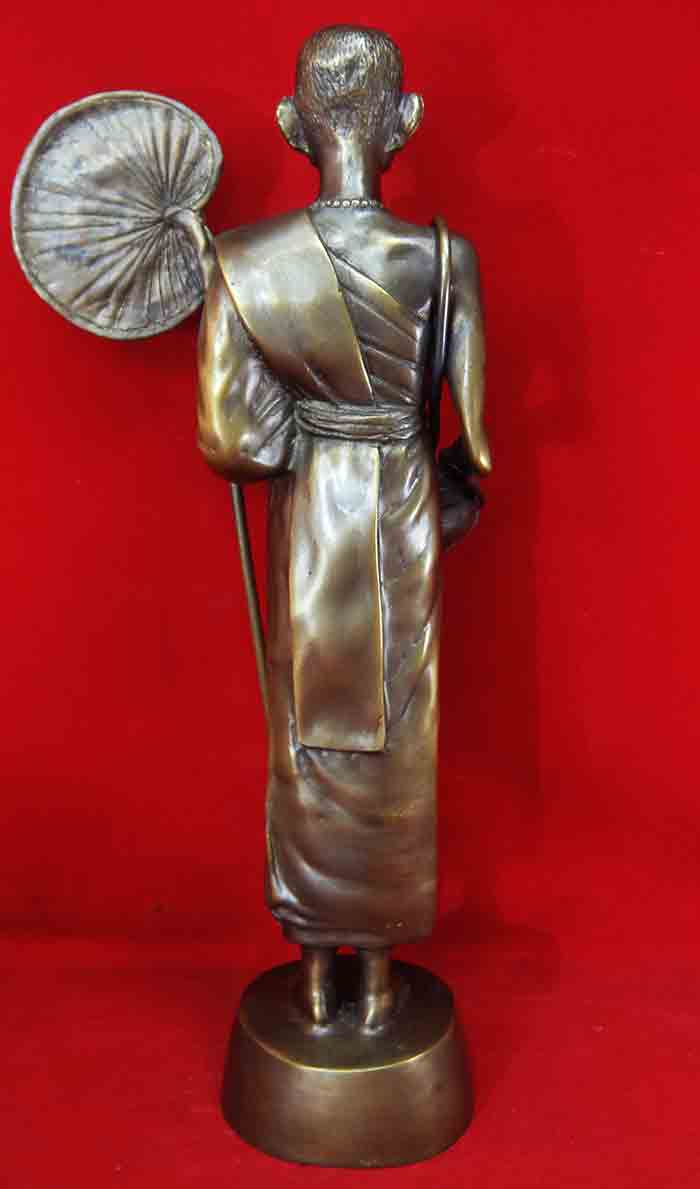 พระบูชาครูบาเจ้าศรีวิชัยยืนถือไม้เท้า ถือบาตร ฐาน 3.5 นิ้ว สูง 13.5 นิ้ว เนื้อทองเหลืองผิวขันลงหินเด