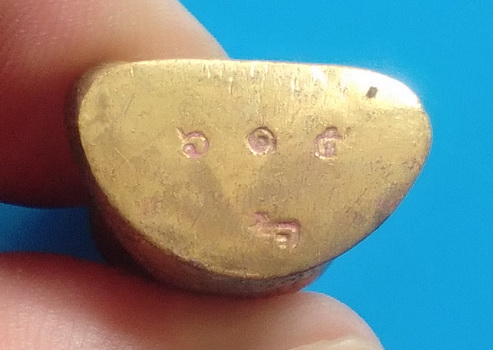 พระปิดตาหลวงพ่อจ่าง วัดเขื่อนเพชร รุ่นหมดหนี้ เนื้อปัญจโลหะโบราณ ปี ๒๕๔๓ เลข ๖๑๕ 