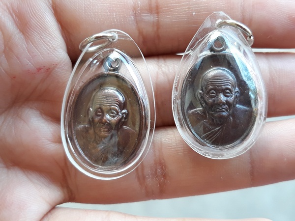 เม็ดแตง หลวงปู่ทวด รุ่นลองฟัน ปี 53 วัดห้วยมงคล รวม 2 องค์