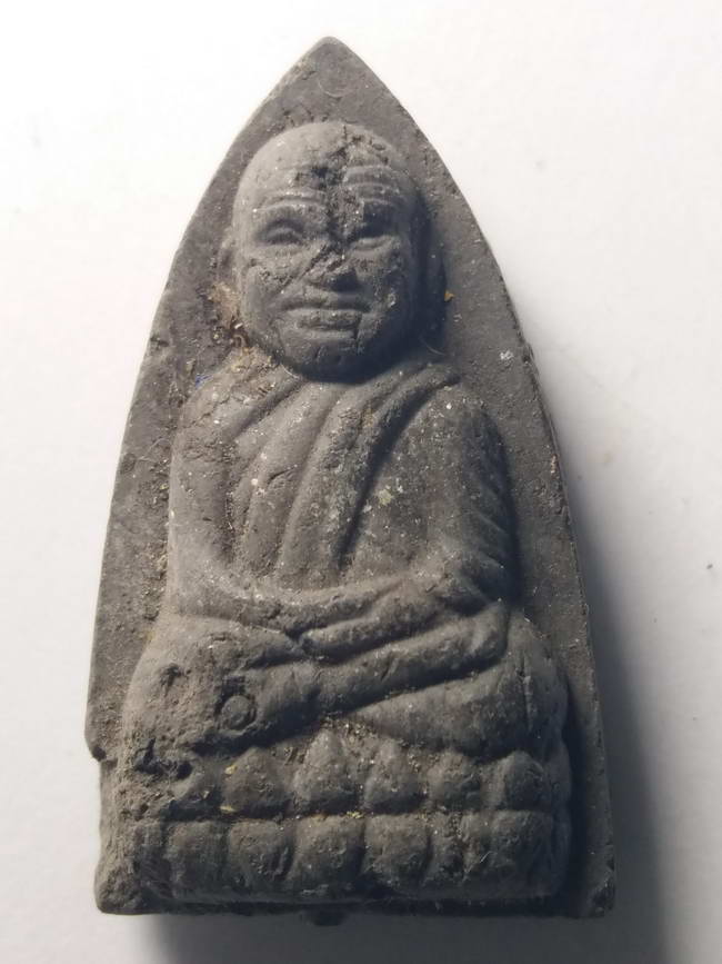  20 บาท หลวงปู่ทวดเนื้อผงใบลานทางด้านหลังโรยเพชรหน้าทั่ง น่าจะออกวัดอื่นไม่ได้ออกวัดช้างให้ขอลงกระดา