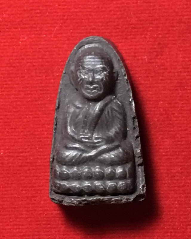 หลวงปู่ทวดเนื้อว่าน วัดช้างให้ จ.ปัตตานี รุ่นปลอดหนี้ รวย รวย รวย ปี 2539