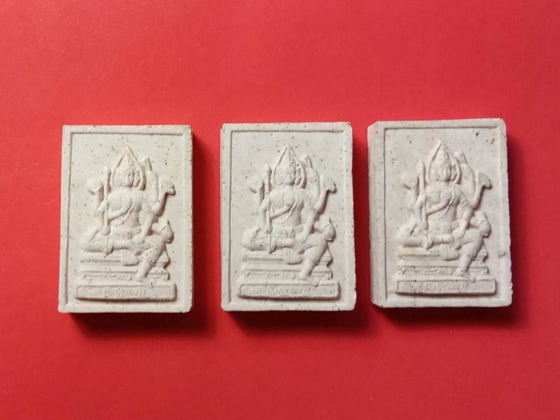 พระพรหม หลวงพ่อสาคร วัดหนองกรับ เนื้อผงสีขาว สร้างปี2548 .>3 องค์ มีกล่องเดิม