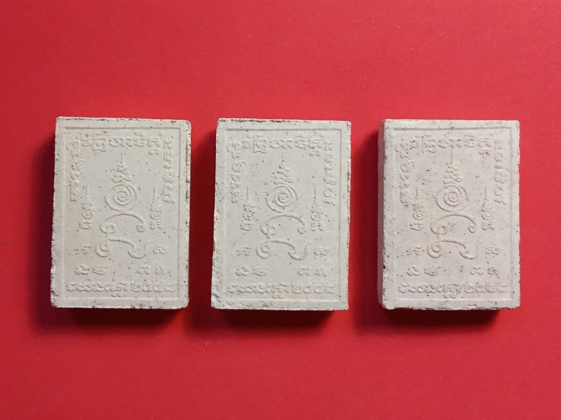 พระพรหม หลวงพ่อสาคร วัดหนองกรับ เนื้อผงสีขาว สร้างปี2548 .>3 องค์ มีกล่องเดิม