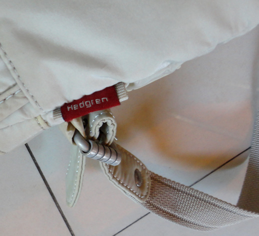 กระเป๋า HEDGREN แบรนด์ดังจากเบลเยียม ของแท้ / สีครีม / พวงห้อยลูกบาศก์เอกลักษณ์รุ่น ยังอยู่ ไม่หาย