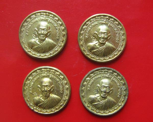 4 เหรียญ รุ่นนะหน้าทอง หลวงพ่อเกษม เขมโก ปี 2536