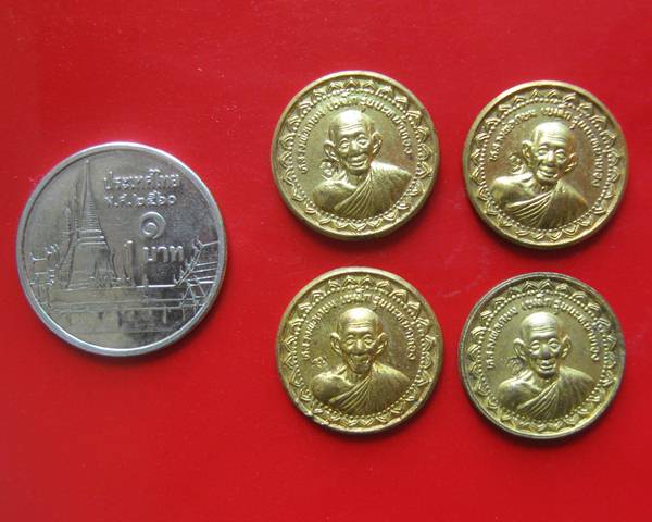 4 เหรียญ รุ่นนะหน้าทอง หลวงพ่อเกษม เขมโก ปี 2536