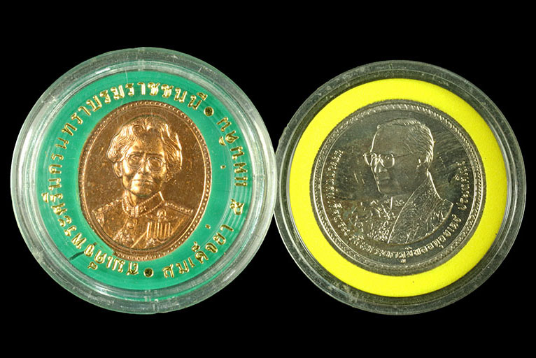 เคาะแรกแดง...เหรียญสมเด็จย่า+เหรียญในหลวง ร.9 ในตลับเดิม ทั้งสองเหรียญ