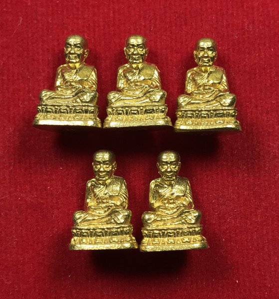หลวงปู่ทวด พ่อท่านนอง วัดทรายขาว เนื้อทองทิพย์ ปี2539 5องค์ เคาะเดียว550 (มี100องค์สนใจทักได้ครับ)เอ