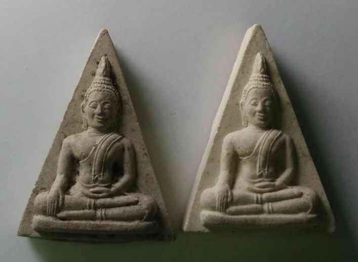 30 บาท แพ็คคู่ พระนางพญาเนื้อผง หลังพระนามย่อ สธ. ไม่ทราบปีที่สร้าง