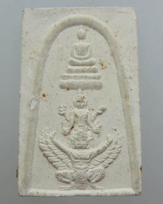 ๒๐ พระสมเด็จประทับนารายณ์ทรงครุฑ