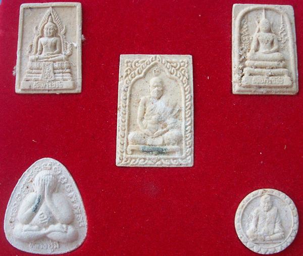 ชุดพระผงแช่น้ำมนต์ 3 ไตรมาส หลวงพ่อมี วัดมารวิชัย พร้อมกล่องเดิม
