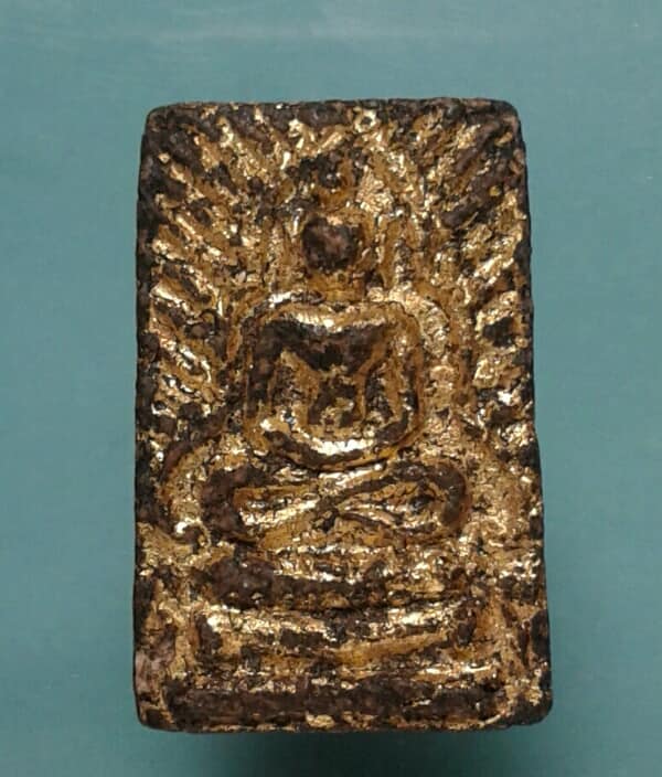 พระซุ้มรัศมีปิดทอง เนื้อดิน ไม่ทราบวัดเคาะเดียวครับ