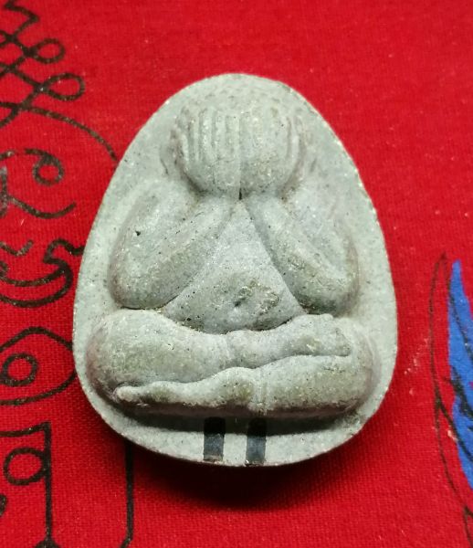 ปิดตารุ่นโภคทรัพย์หลวงพ่อเงินปี37ตระกรุดเงินคู่ปลุกเสกพร้อมเหรียญรุ่นเพริสธ์สวยๆครับ