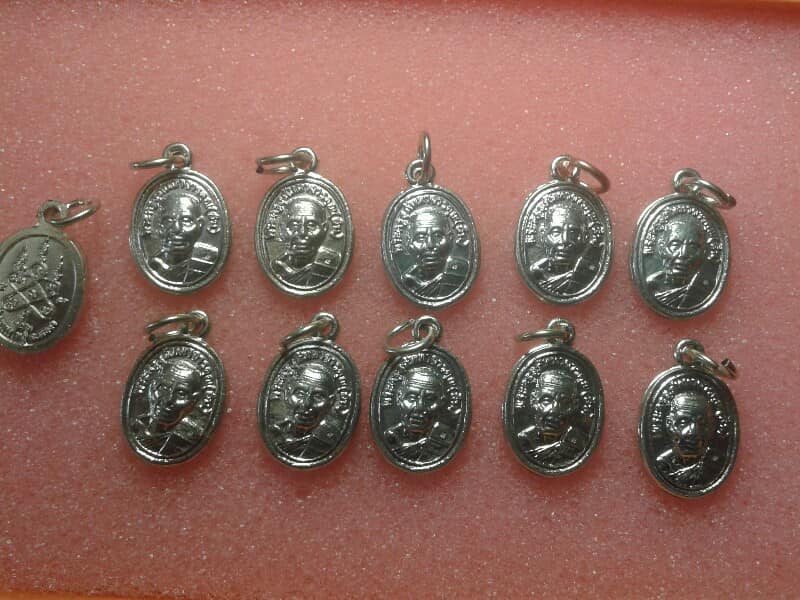 เหรียญเม็ดแตงหลวงปู่สิน วัดระหารใหญ่ตอกโค้ต ปี 53 จำนวน 11 องค์ เคาะเดียวครับ