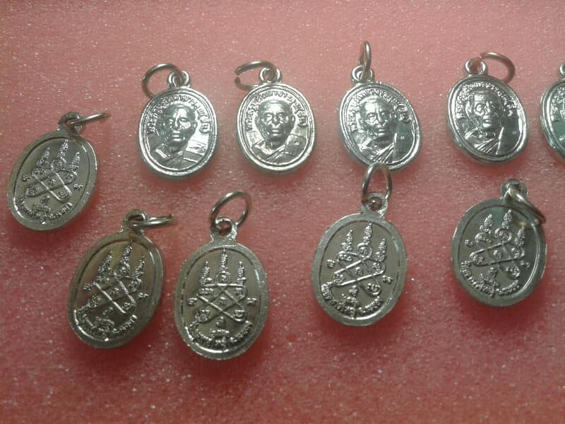 เหรียญเม็ดแตงหลวงปู่สิน วัดระหารใหญ่ตอกโค้ต ปี 53 จำนวน 11 องค์ เคาะเดียวครับ