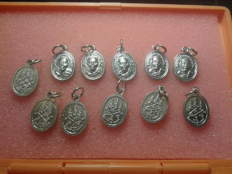 เหรียญเม็ดแตงหลวงปู่สิน วัดระหารใหญ่ตอกโค้ต ปี 53 จำนวน 11 องค์ เคาะเดียวครับ