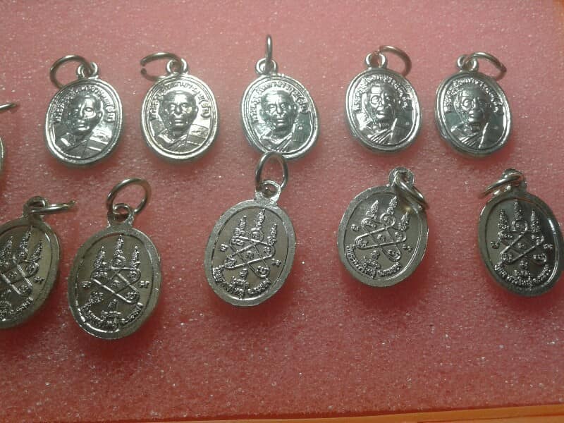 เหรียญเม็ดแตงหลวงปู่สิน วัดระหารใหญ่ตอกโค้ต ปี 53 จำนวน 11 องค์ เคาะเดียวครับ