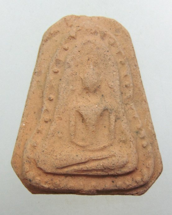 ๒๐ พระพุทธเนื้อดิน ข้างเม็ด