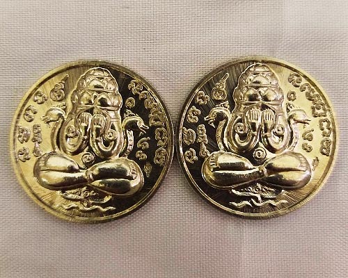 2 ใน 1,000 องค์ พระปิดตาพังพระกาฬ ทรัพย์ไหลมา 2559 กรรมการ เนื้ออัลปาก้าหลังเรียบ