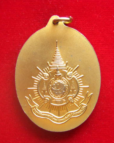 เหรียญที่ระลึก ในหลวงรัชกาลที่ 9 ทรงกล้อง สำนักนายกรัฐมนตรี ปี 2542 เนื้อกระไหล่ทอง