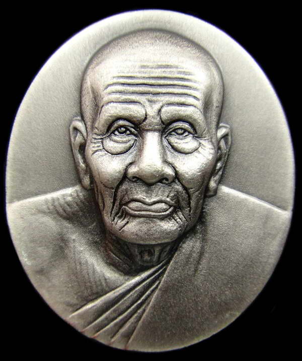 หลวงพ่อทวด รุ่นมงคลบารมี ปี 2545 ด้านหลังเป็นภาพสีแบบโฮโลแกรม กล่องเดิมจากวัด