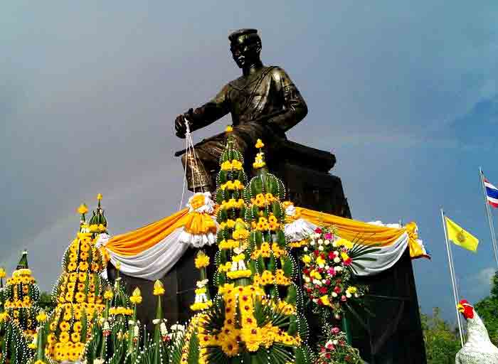 ***ลดพิเศษ***รูปหล่อบูชาสมเด็จพระนเรศวรมหาราช ประทับนั่งหลั่งทักษิโณทก สภาพสวยสมบูรณ์มาก ผิวหิ้งเดิม