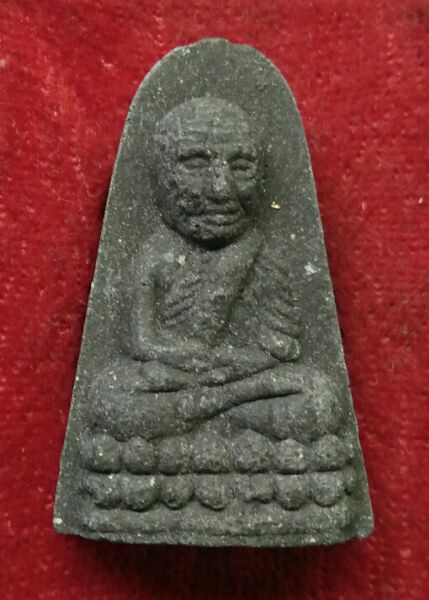 หลวงปู่ทวดเนื้อว่านมีเพชรหน้าทั่งและเส้นเกษา สวยๆครับ