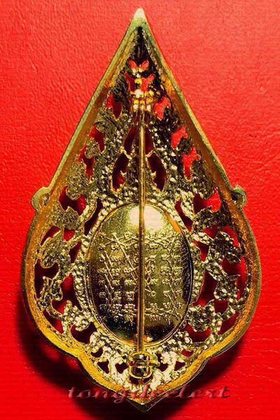 ล็อกเก็ตหลวงพ่อฤาษีลิงดำ วัดท่าซุง กะไหล่ทองประดับเพชร ขนาดใ หญ่ สวยมากค่ะ