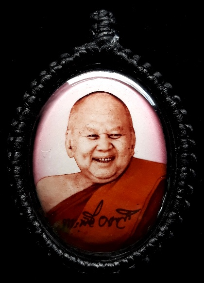 ล็อกเกตหลวงพ่อขันตี ญาณวโร รุ่น โชคดี ฉากสีชมพู หมายเลข **๘๑**ปี ๒๕๕๘** 