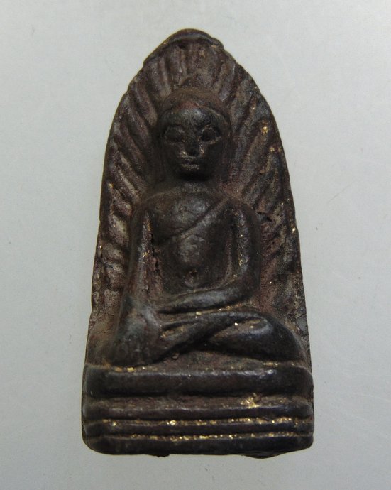 ๒๐ พระรอดเนื้อดิน 