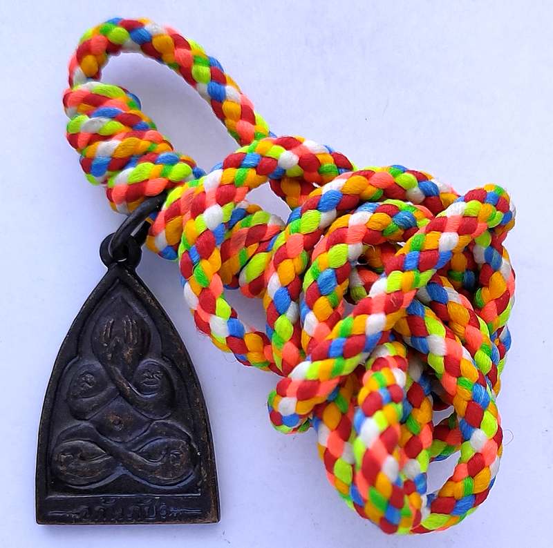 เหรียญปิดตากันภัย วัดวิศิษฏ์บุญญาวาส ปี 2538 สร้อยเหมาะกับเด็กเล็กผู้ใหญ่ใส่ไม่ได้ครับ